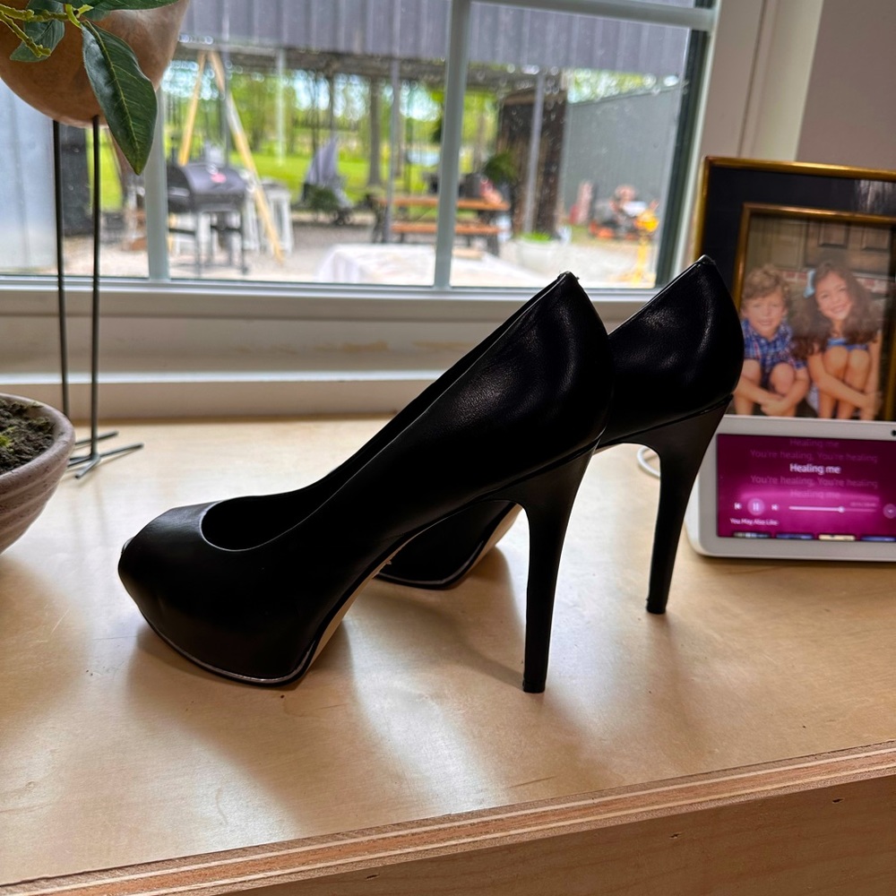 Guess Size 9 Pumps